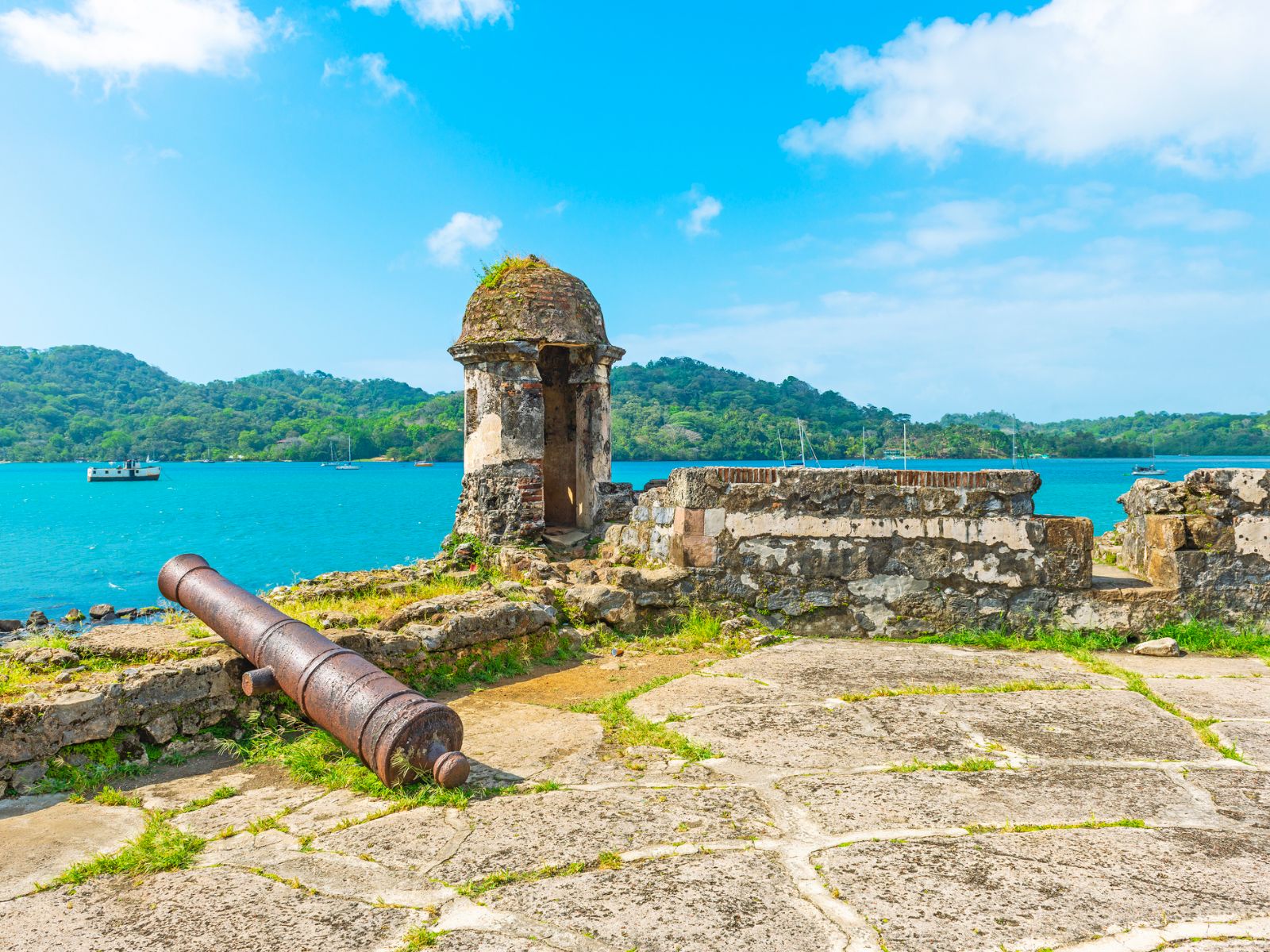 Rondreis Panama, Portobelo fort met uitzicht op de zee