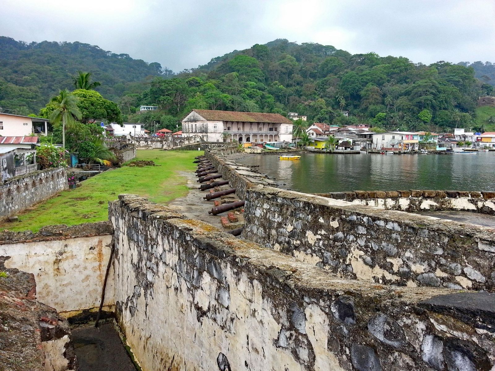 Rondreis Panama, Portobelo, stadsmuur met kanonnen aan het water
