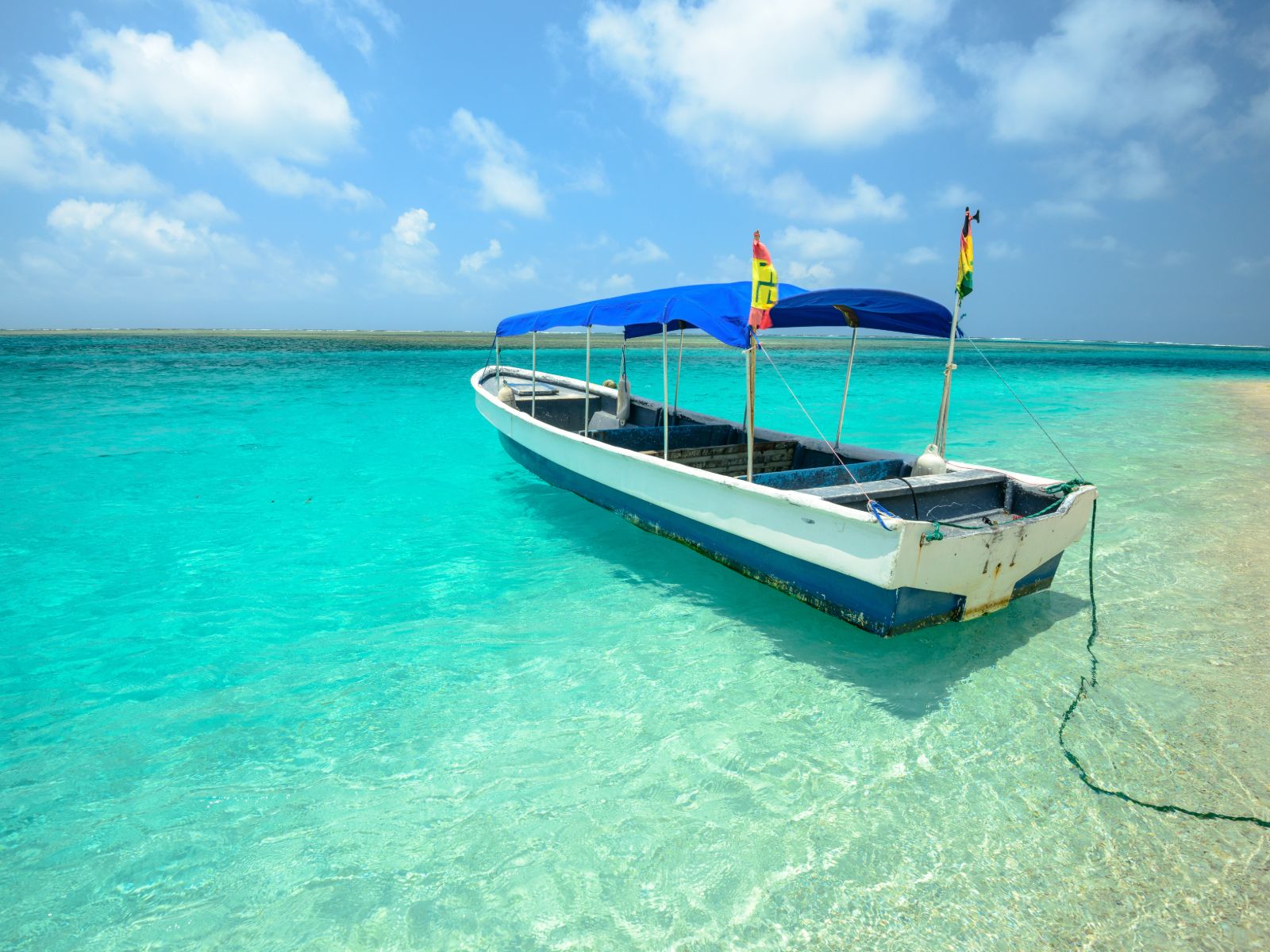 Rondreis Panama, San Blas, boot in het water