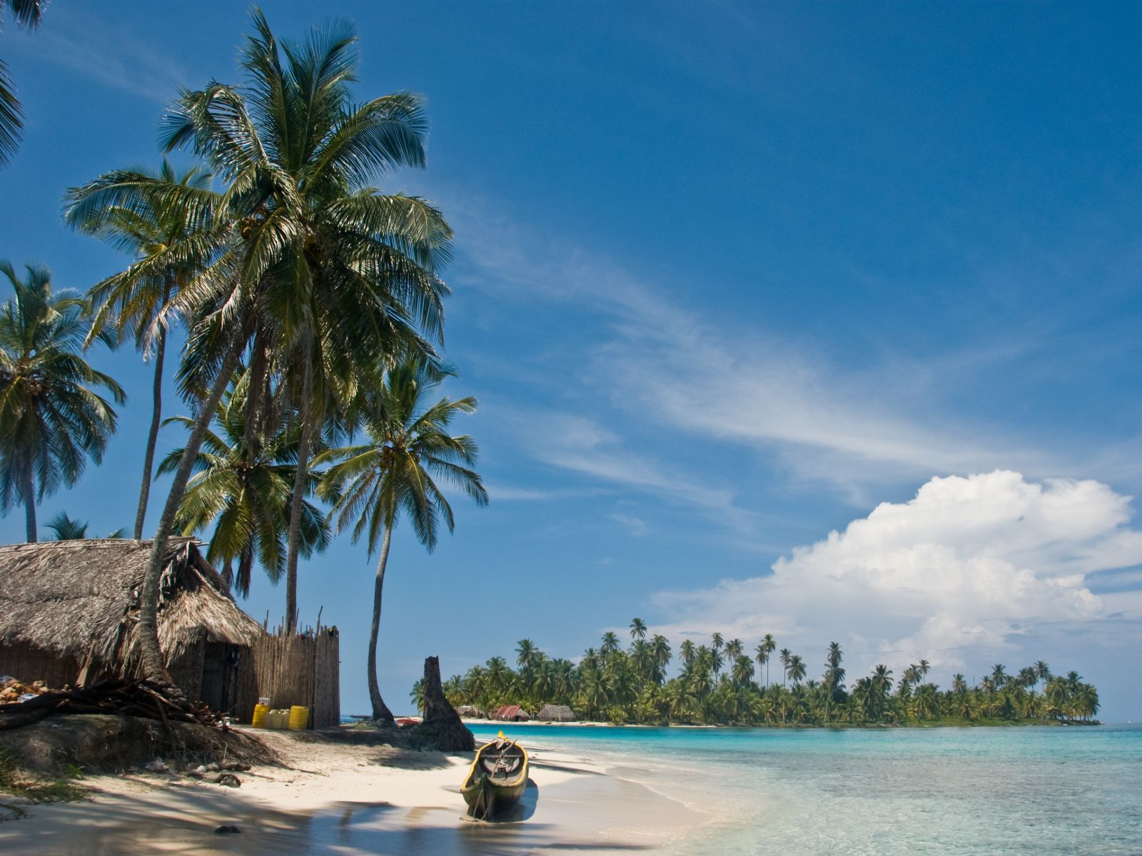 Rondreis Panama, San Blas, boot op het strand