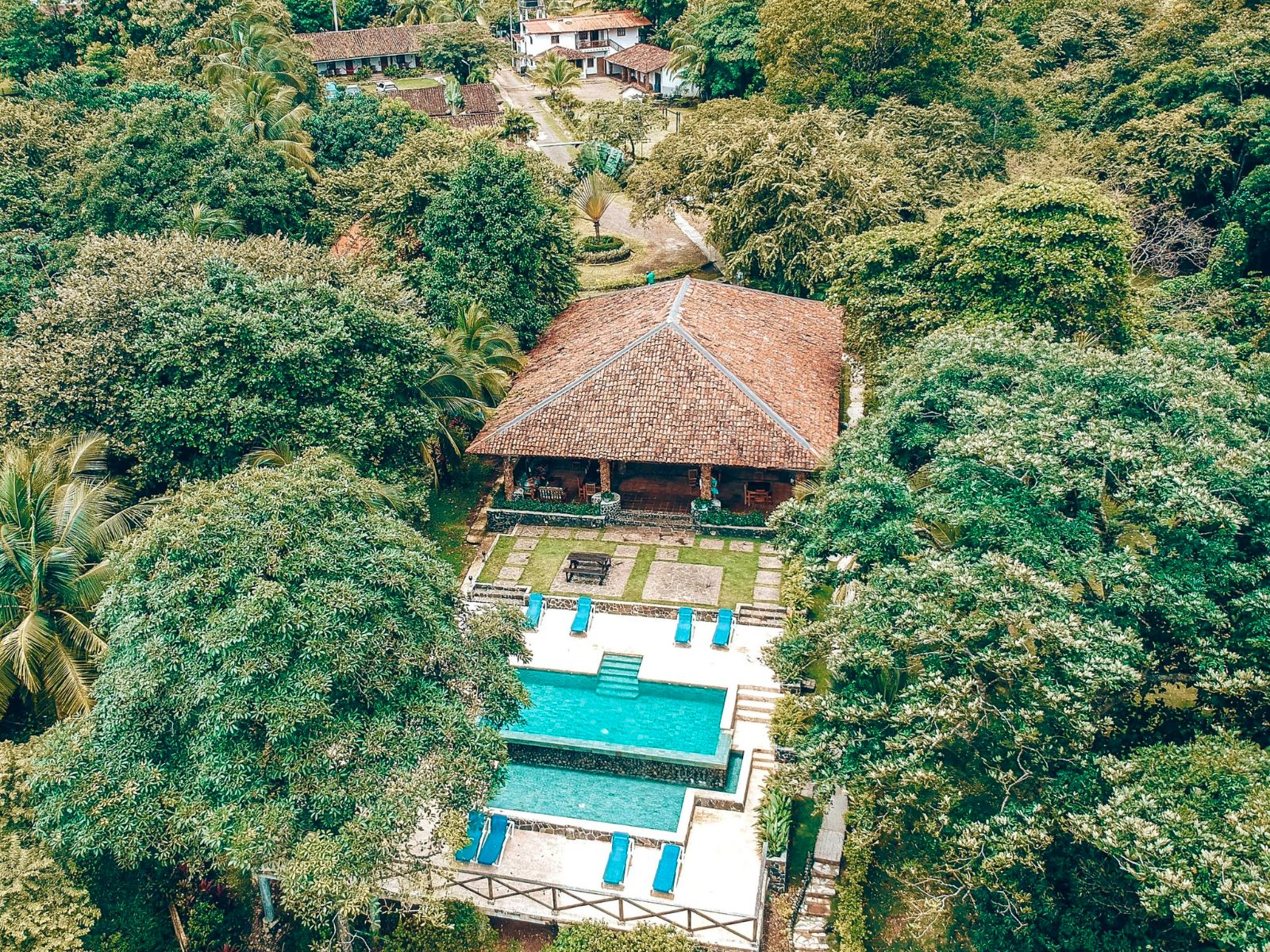 Rondreis Panama, Santa Catalina, Hotel Santa Catalina, bovenaanzicht zwembad