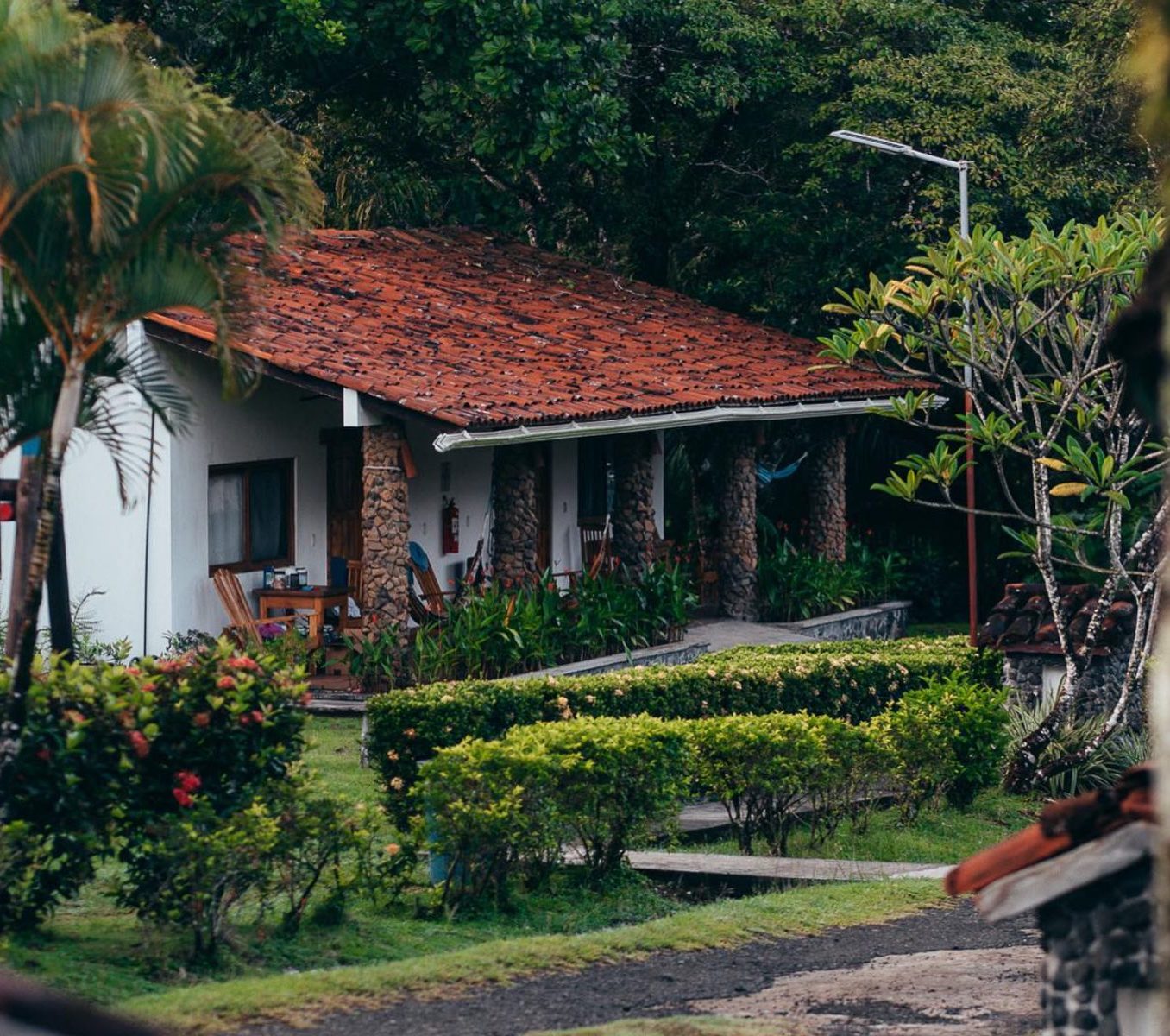 Rondreis Panama, Santa Catalina, Hotel Santa Catalina, buitenaanzicht huisje