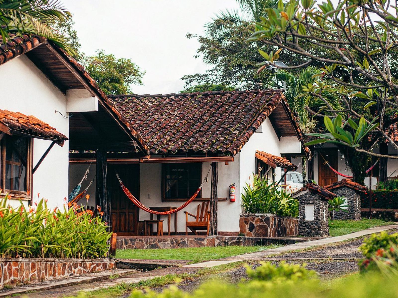 Rondreis Panama, Santa Catalina, Hotel Santa Catalina, buitenaanzicht huisjes