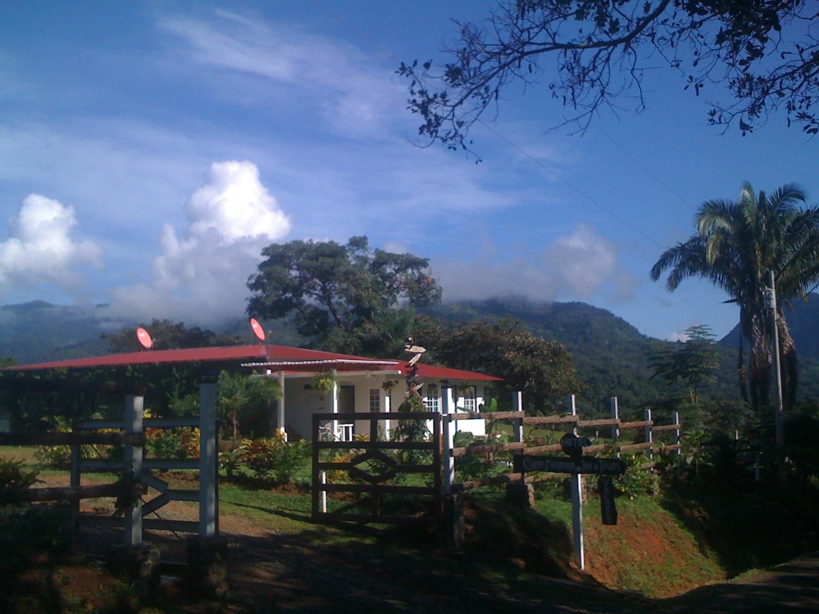 Rondreis Panama, Santa Fe, Coffee Mountain Inn, buitenaanzicht verblijf