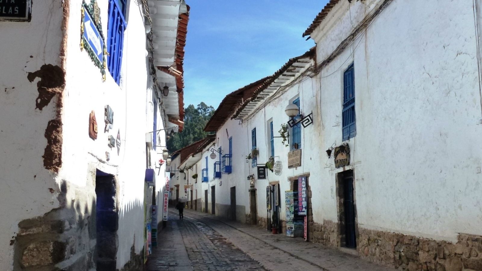 Rondreis Peru, Cusco, straat witte huizen