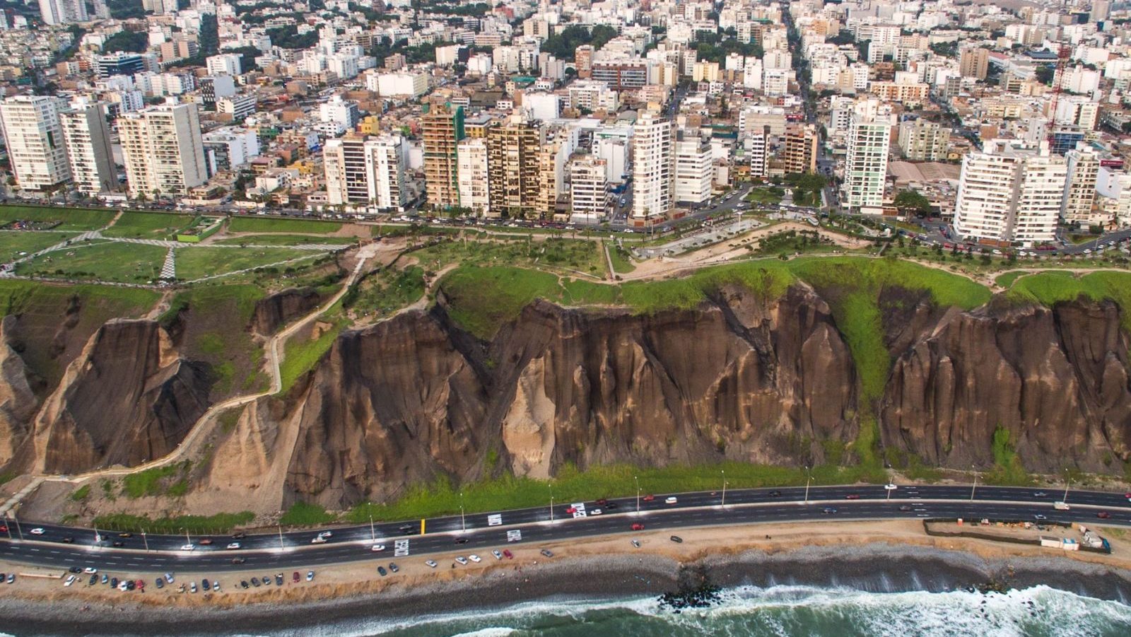Rondreis Peru, Lima, stad met klif en zee