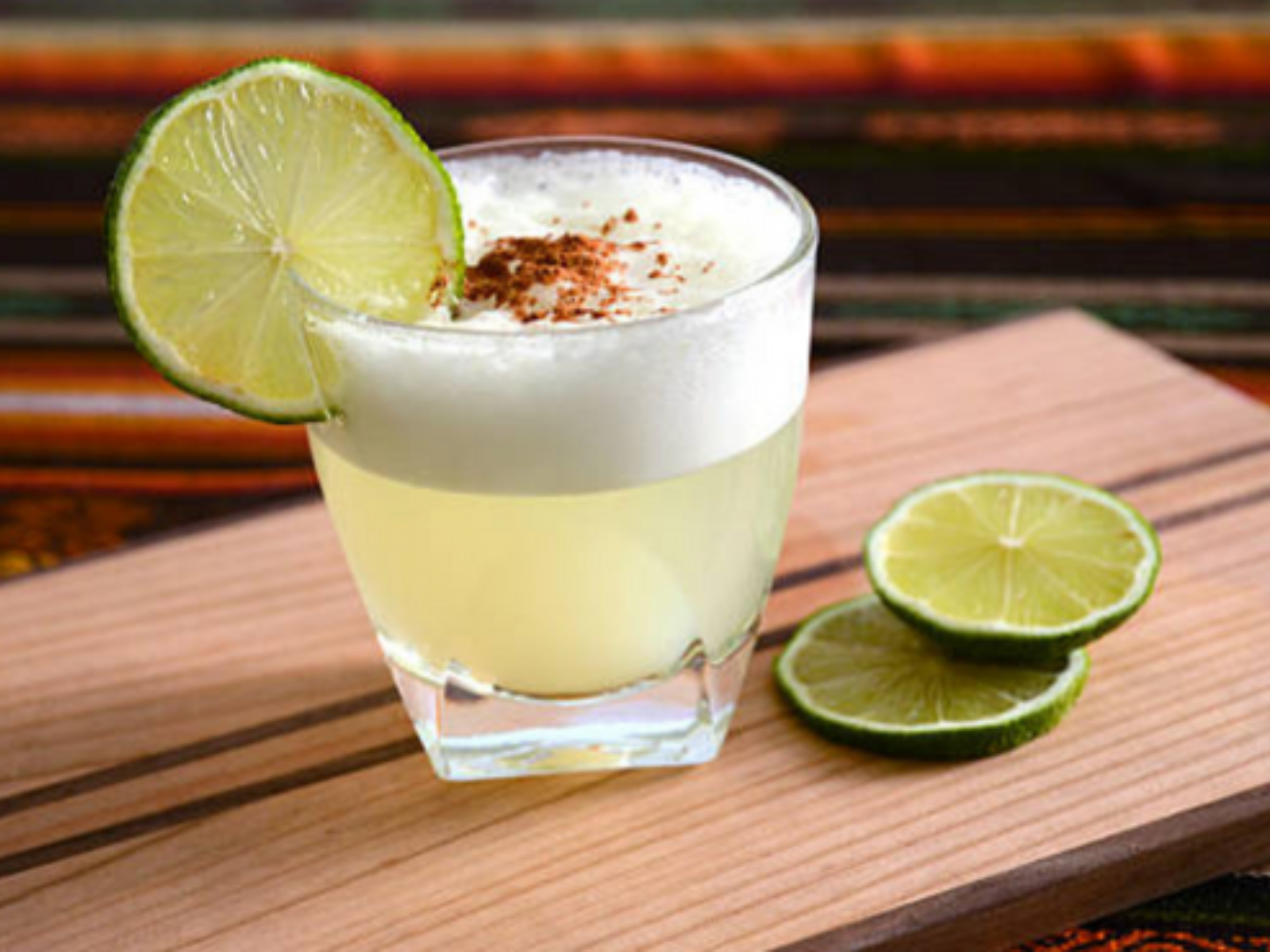 Rondreis Peru, Pisco drank met limoen