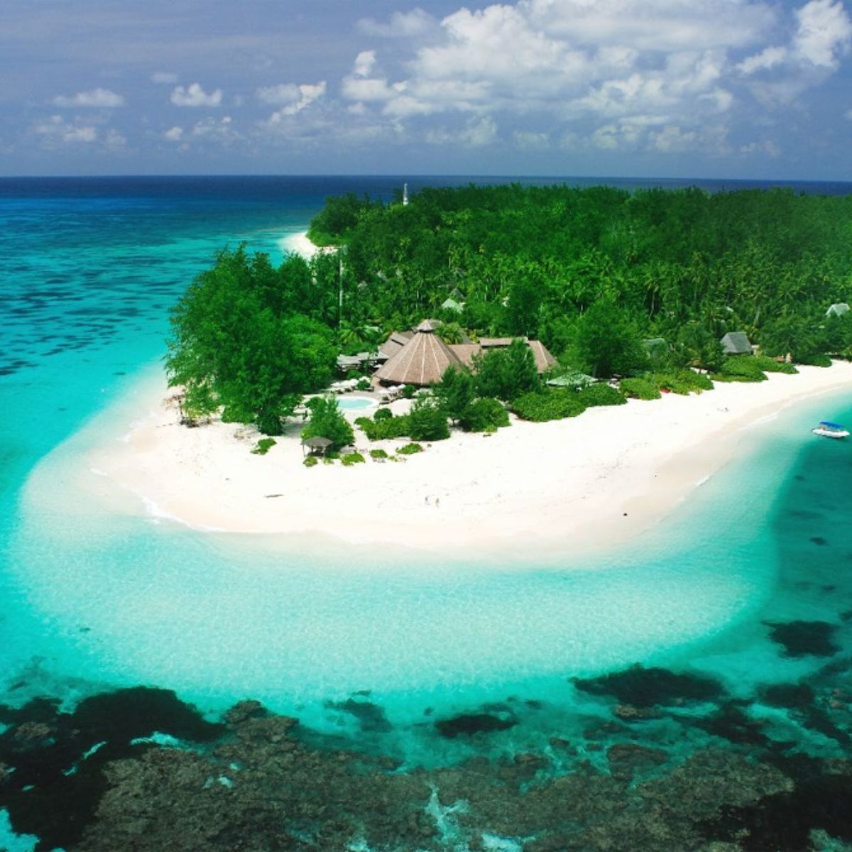 Rondreis Seychellen, bovenaanzicht foto van een accommodatie met zwembad