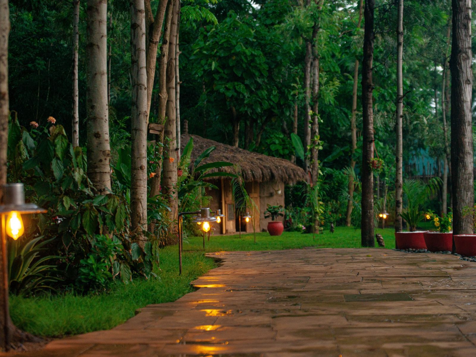 Rondreis Tanzania, Arusha, Mtoni River Lodge, tuin en cabin