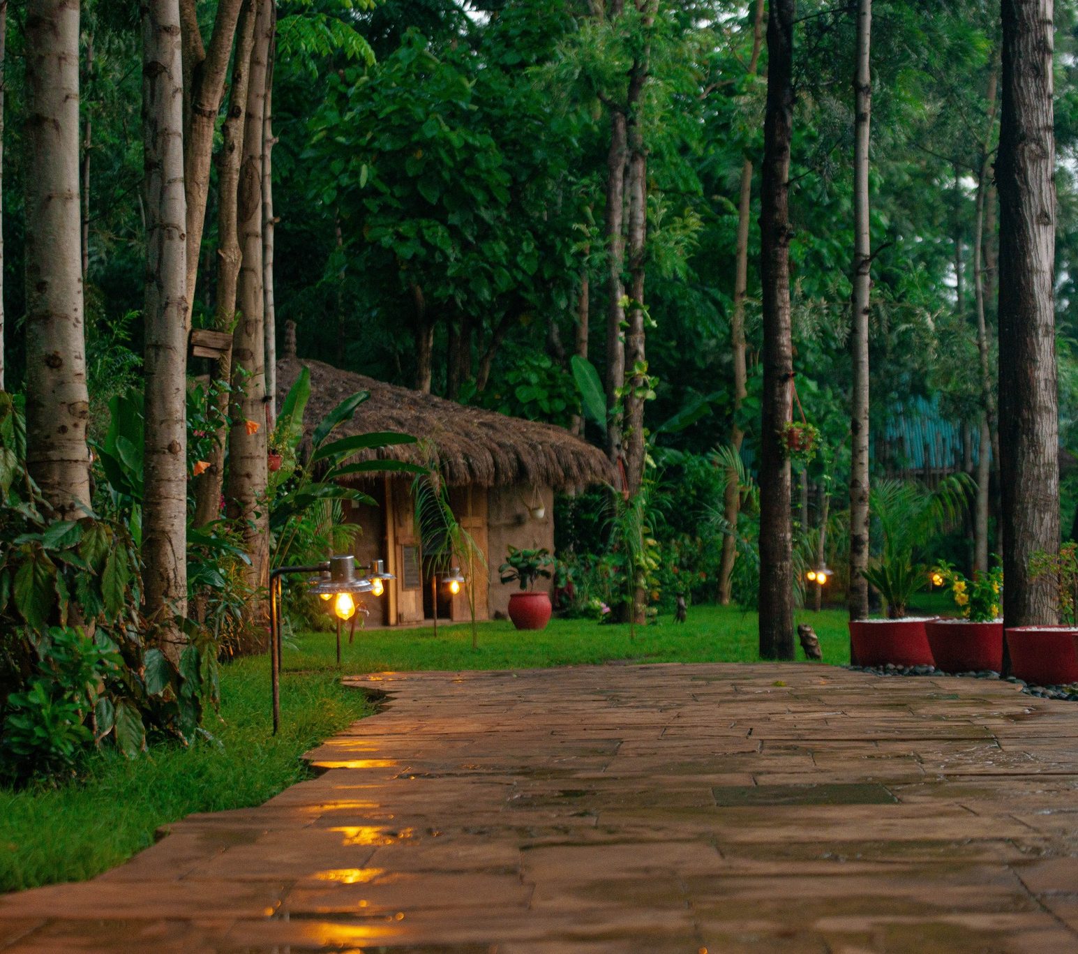 Rondreis Tanzania, Arusha, Mtoni River Lodge, tuin en cabin