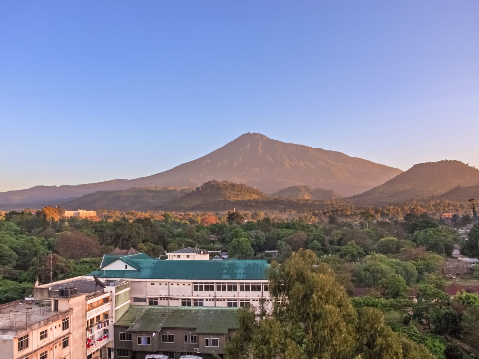 Rondreis Tanzania, Arusha, de stad met zonsopkomst boven Mount Meru