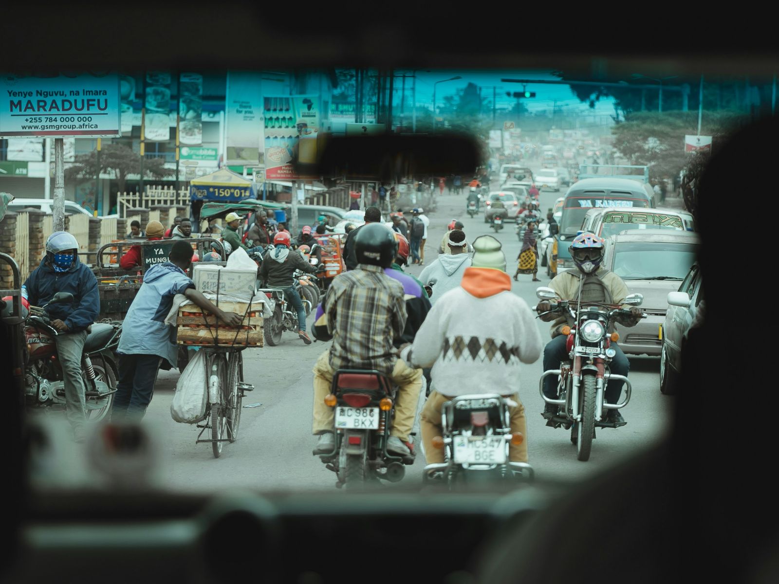 Rondreis Tanzania, Arusha stad, auto in het drukke verkeer