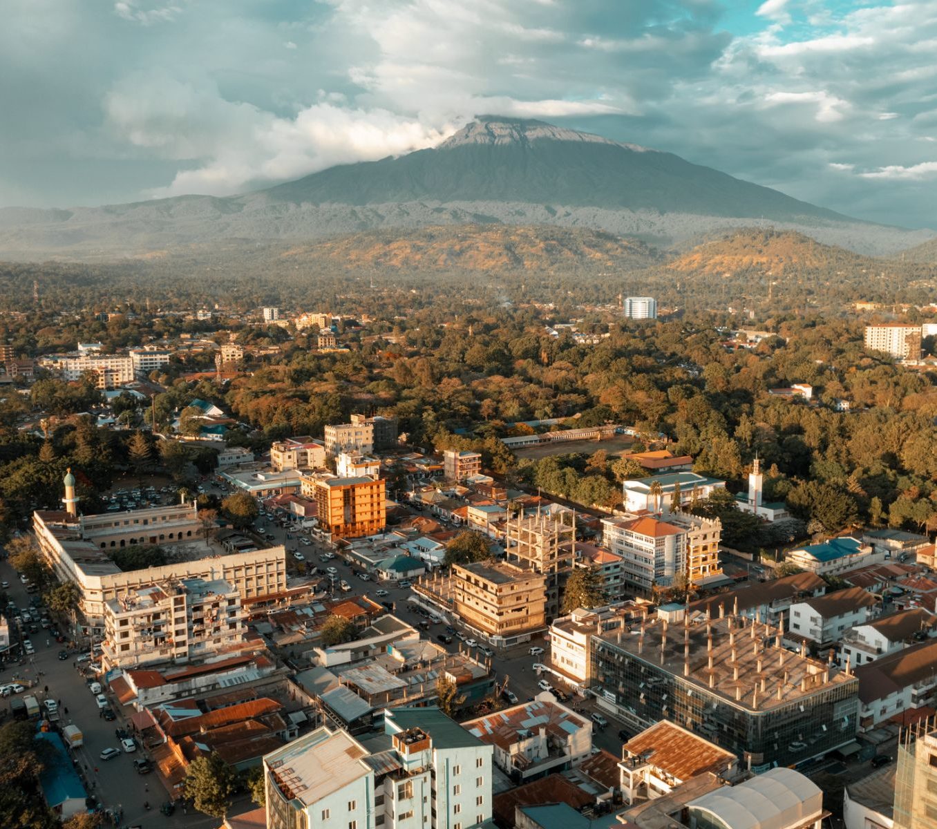 Rondreis Tanzania, Arusha, stad met op de achtergrond Mount Meru
