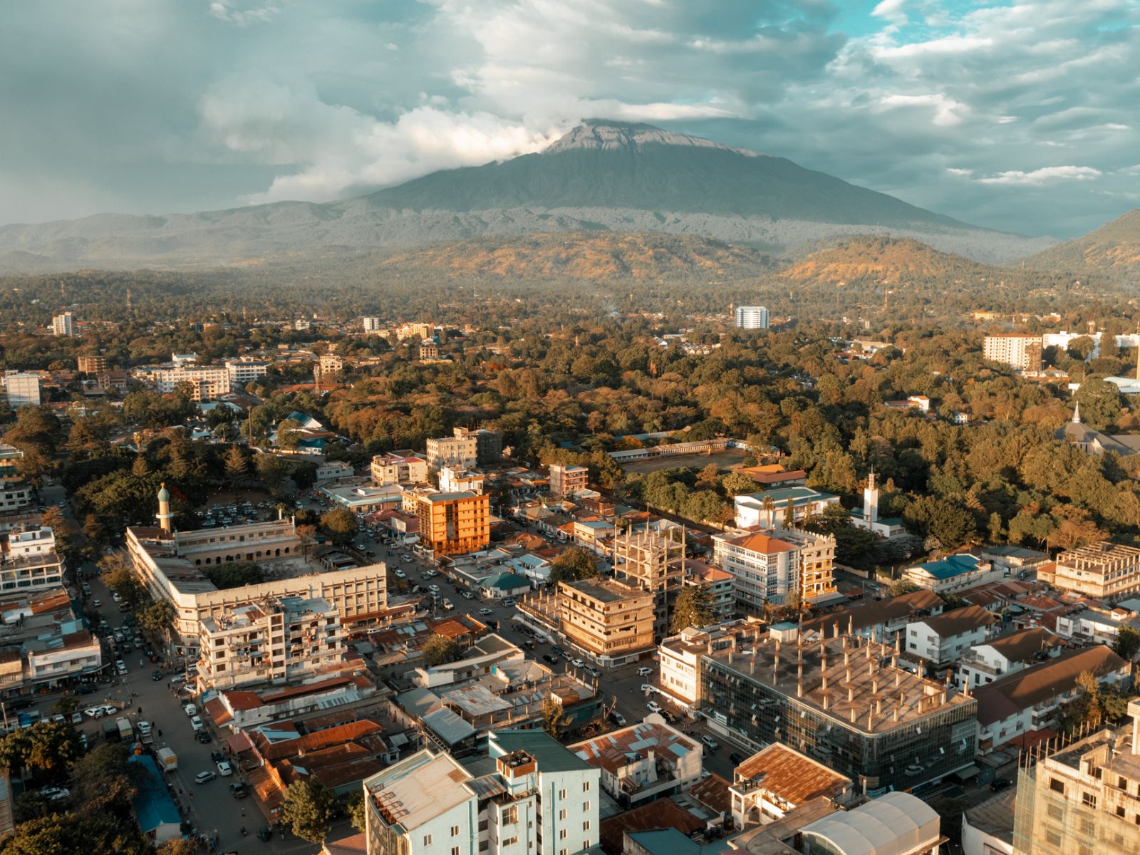 Rondreis Tanzania, Arusha, stad met op de achtergrond Mount Meru