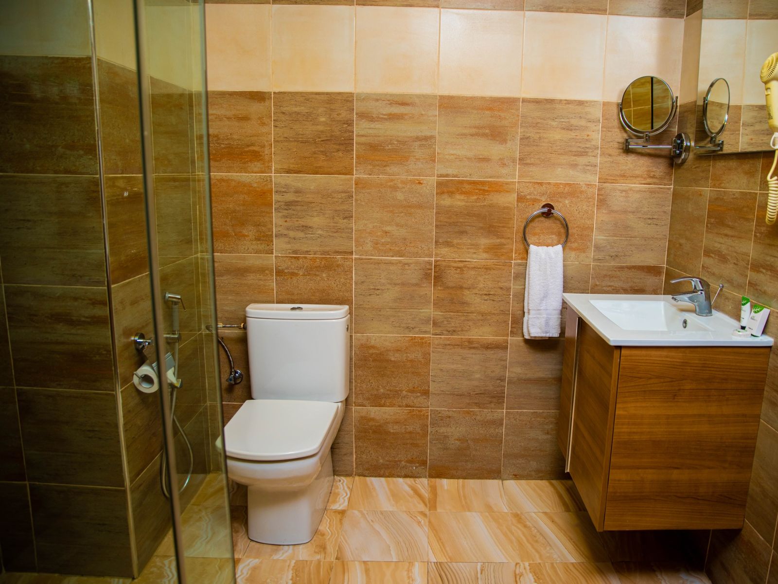 Rondreis Tanzania, Dar Es Salaam, CBD Hotel, badkamer