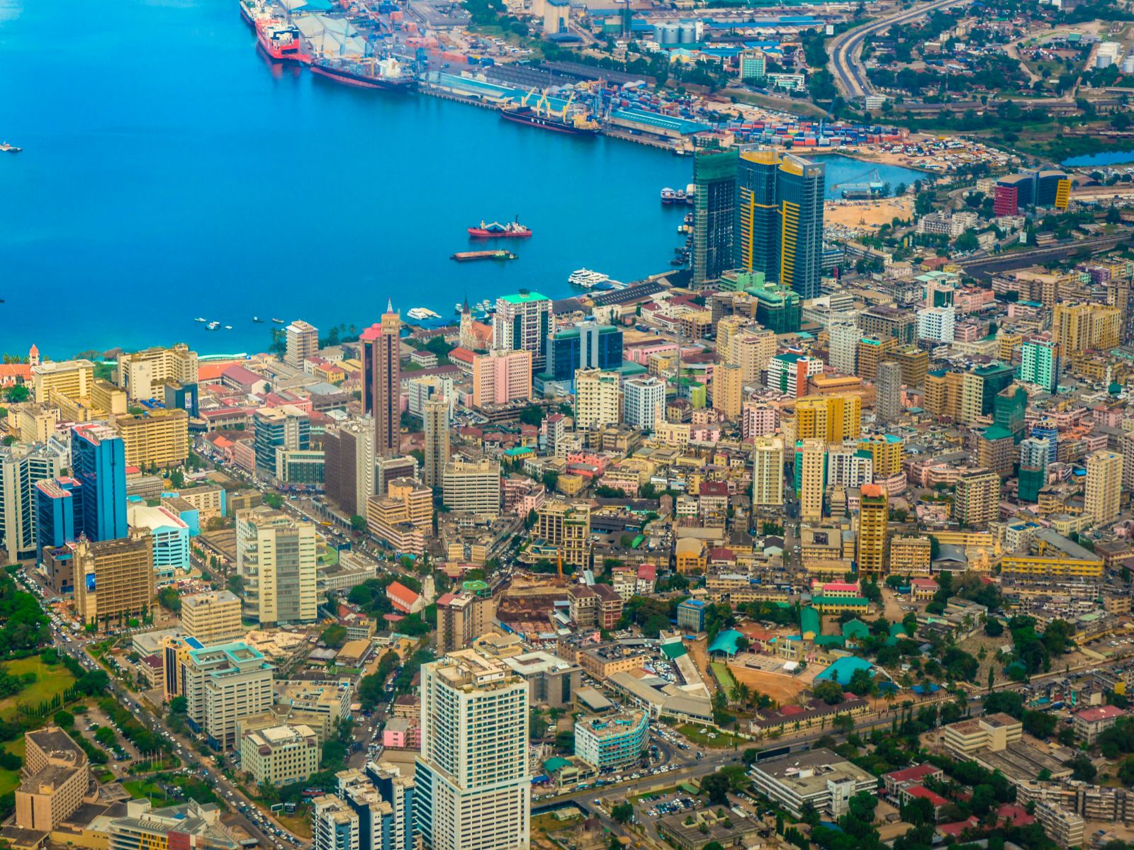 Rondreis Tanzania, Dar es Salaam, stad bovenaanzicht