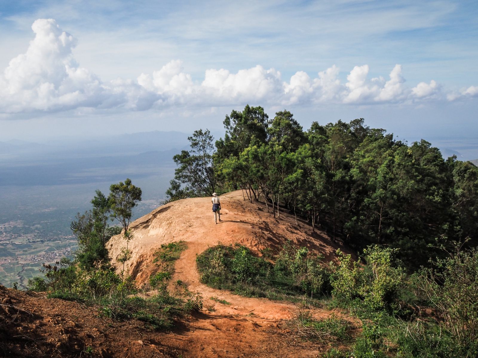 Rondreis Tanzania, Usambara Mountains, persoon bij uitzichtpunt