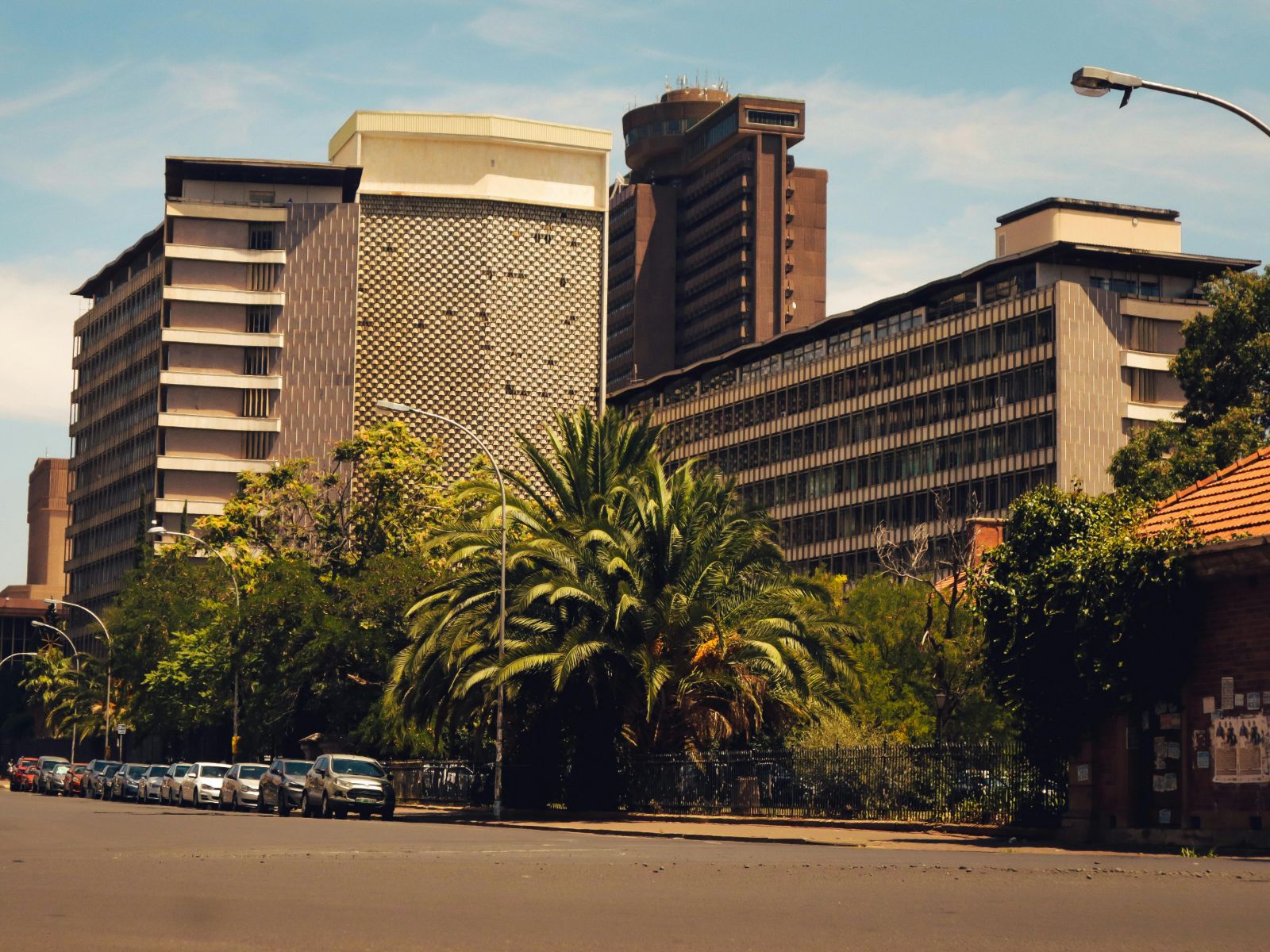 Rondreis Zuid-Afrika, Bloemfontein, gebouwen in een straat