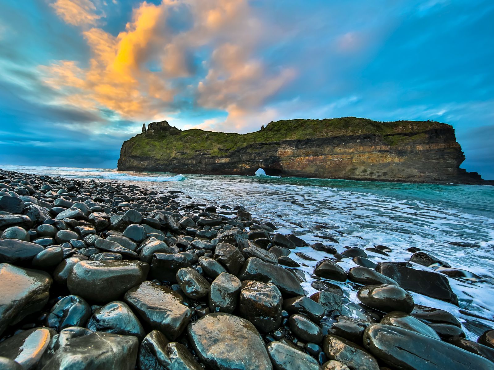 Rondreis Zuid-Afrika, Coffee Bay, Hole in the Wall rotsformatie in zee