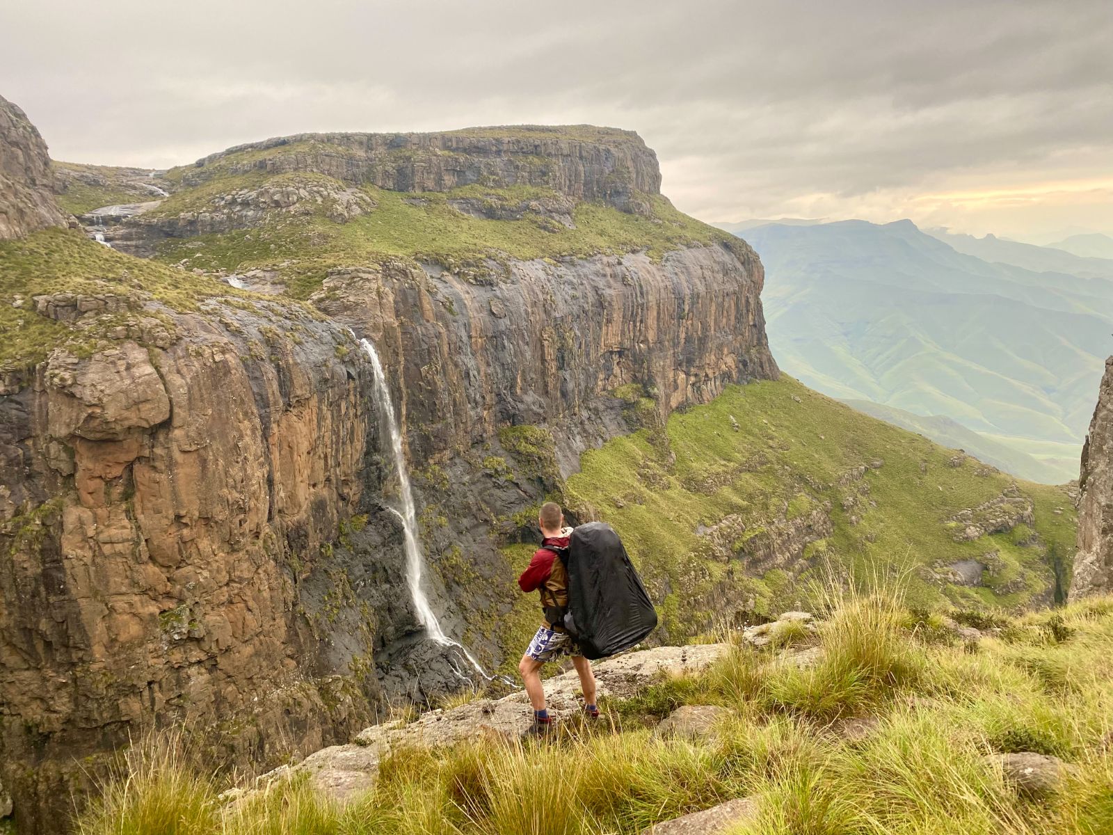 Rondreis Zuid-Afrika, Drakensbergen, Tugela Gorge Hike, Tugelawaterval, persoon met rugzak met uitzicht op waterval