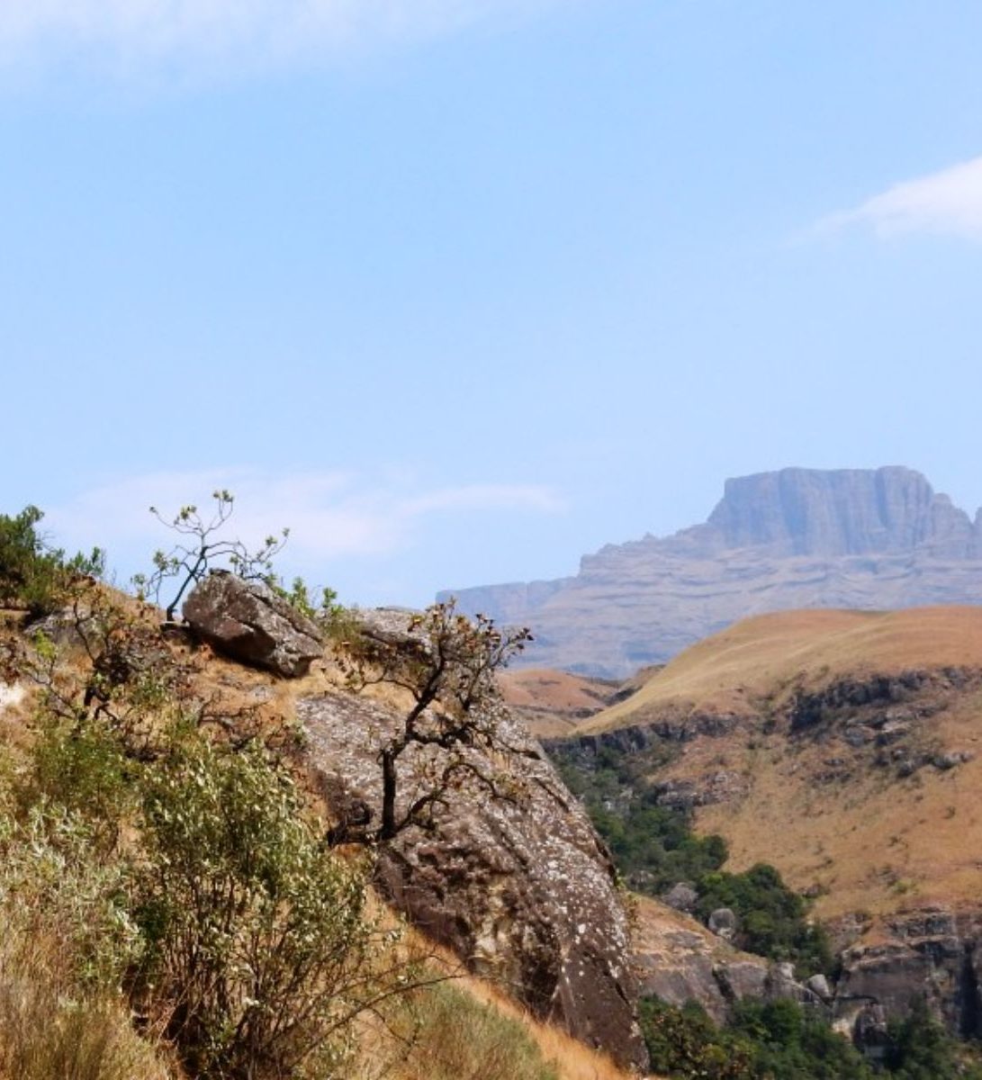 Rondreis Zuid-Afrika, Drakensbergen, persoon op een pad