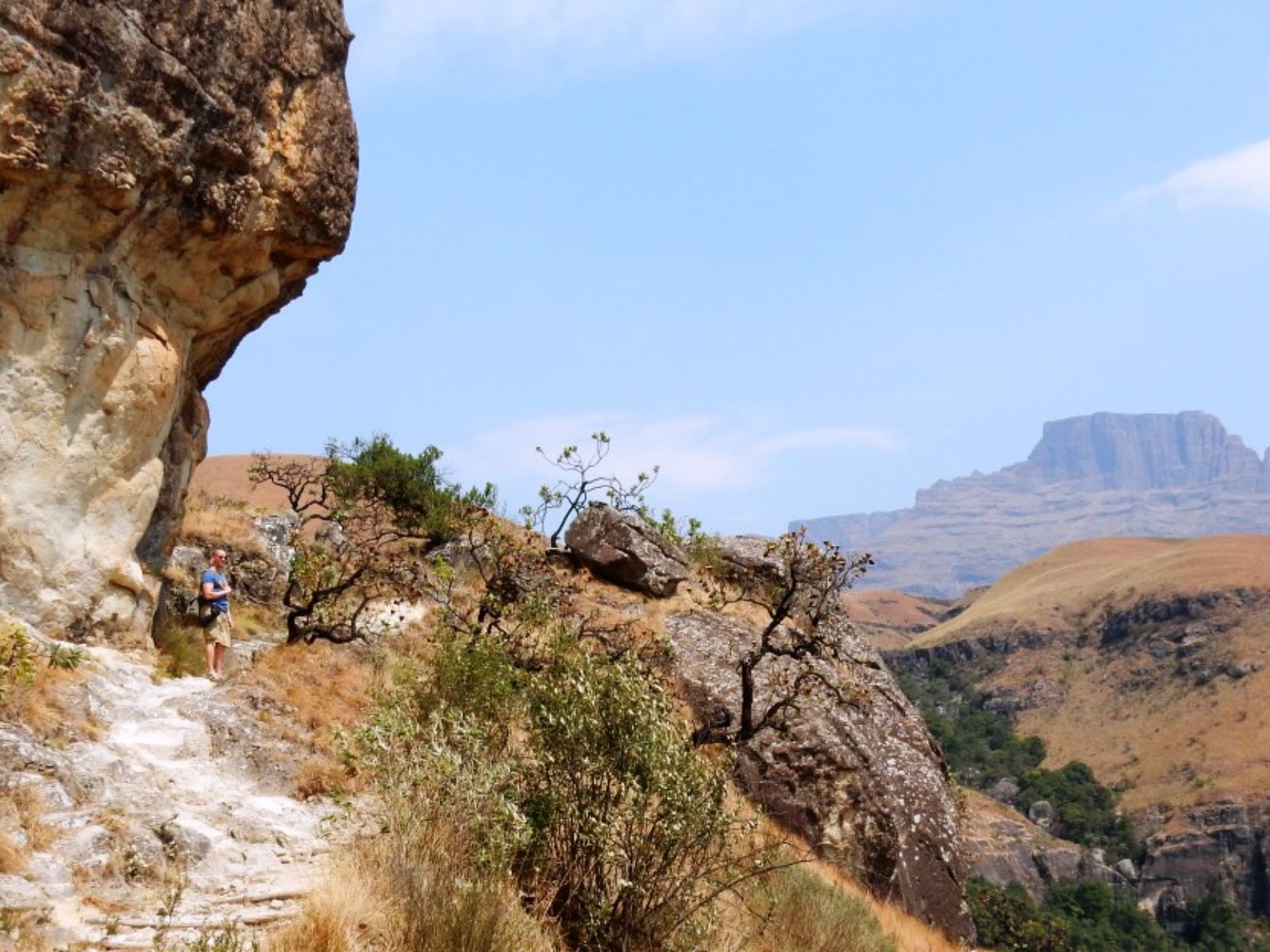 Rondreis Zuid-Afrika, Drakensbergen, persoon op een pad