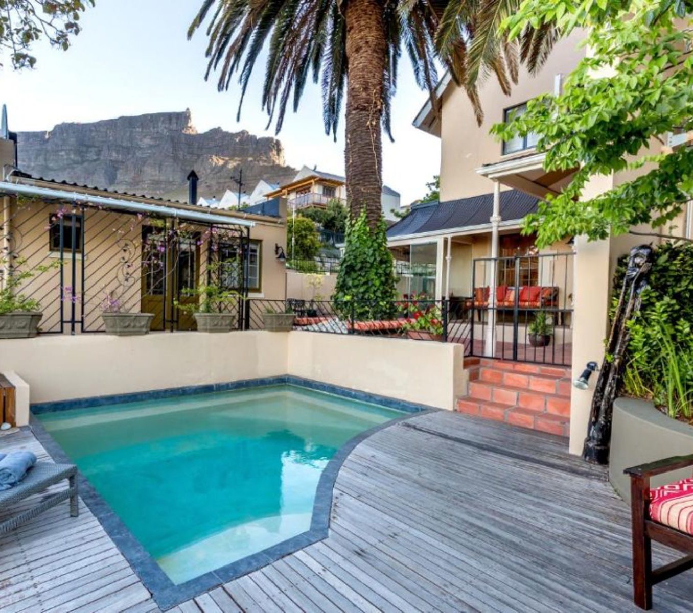 Rondreis-Zuid-Afrika-Kaapstad-Rosedene-Guest-House-zwembad-aspect-ratio-565-500