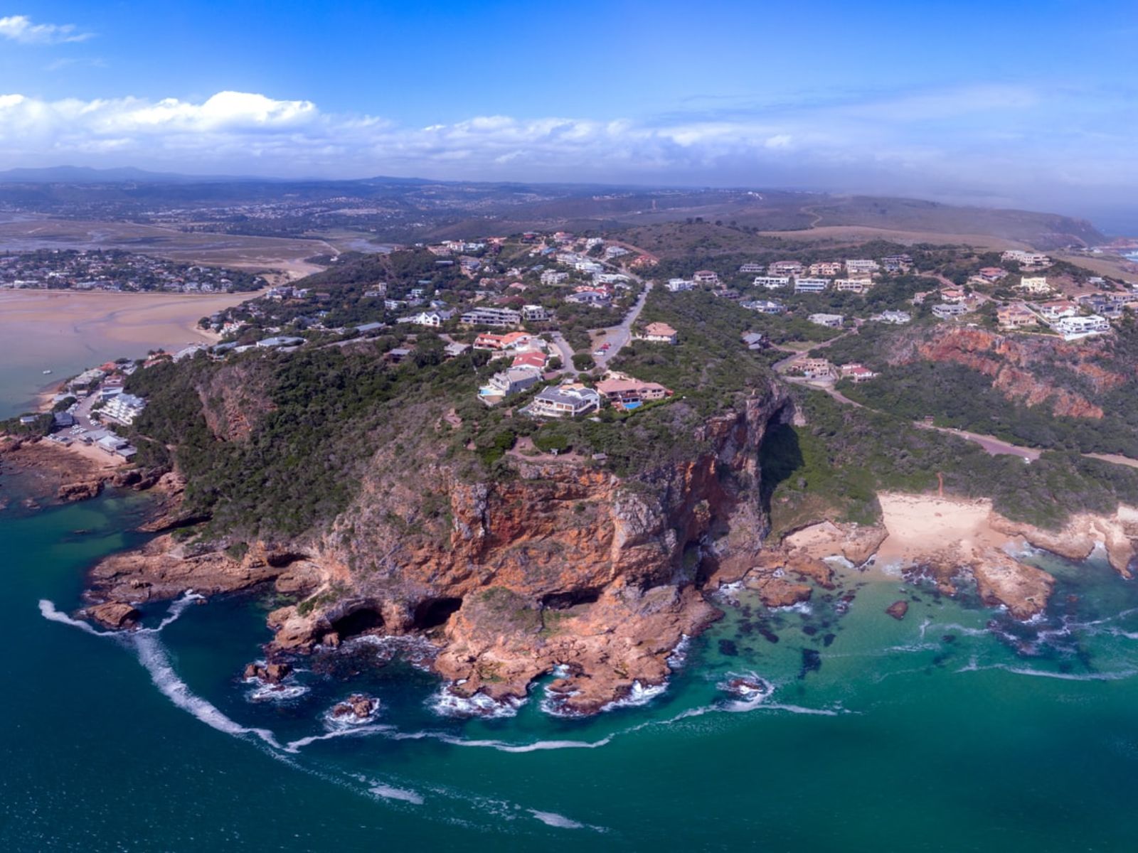 Rondreis Zuid-Afrika, Knysna, bovenaanzicht op de kust en huizen