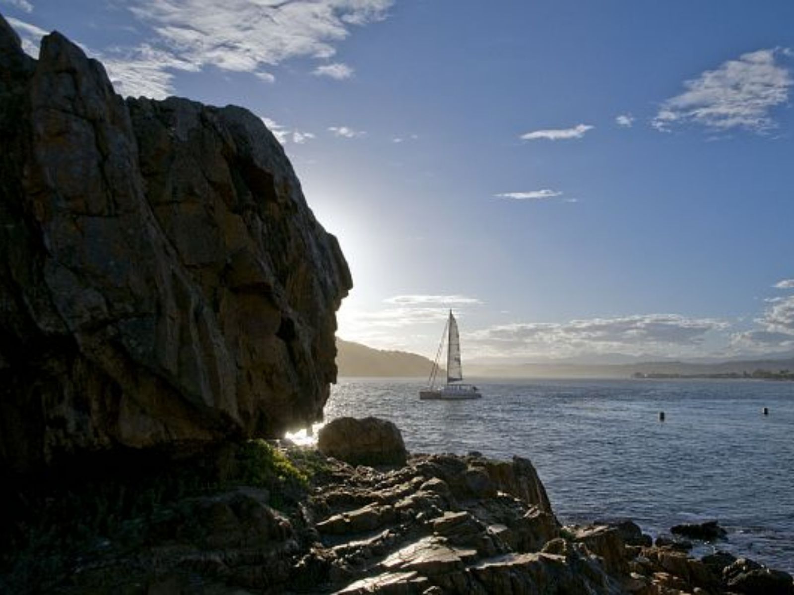 Rondreis Zuid-Afrika, Knysna, zeilboot achter de rotsen