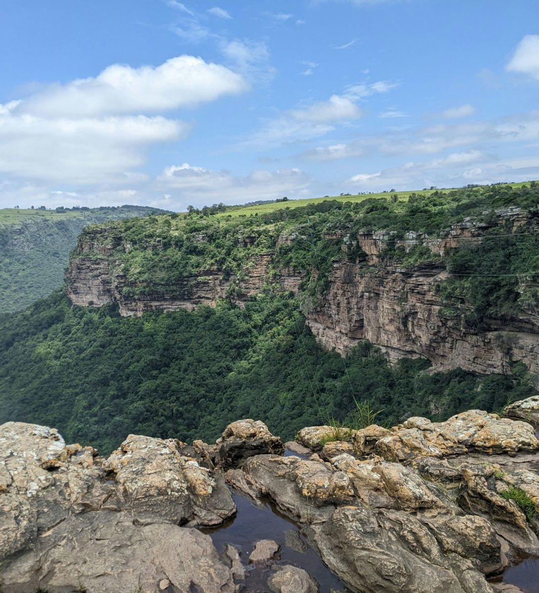 Rondreis Zuid-Afrika, Kwazulu-Natal, uitzicht op een kloof met rivier