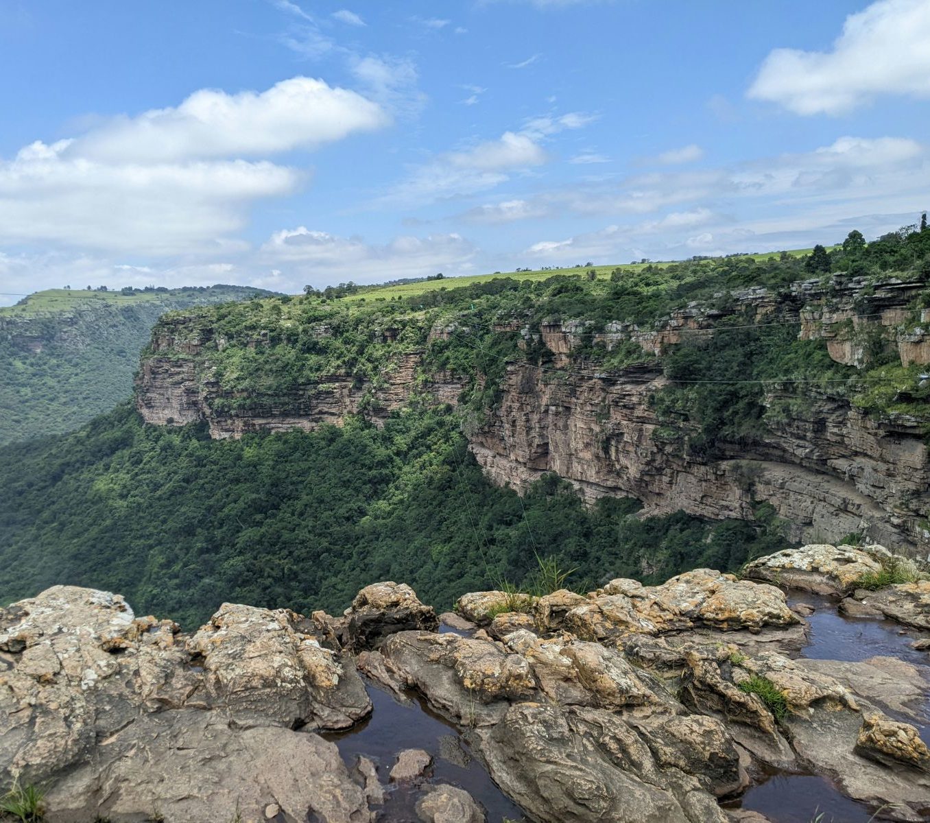 Rondreis Zuid-Afrika, Kwazulu-Natal, uitzicht op een kloof met rivier
