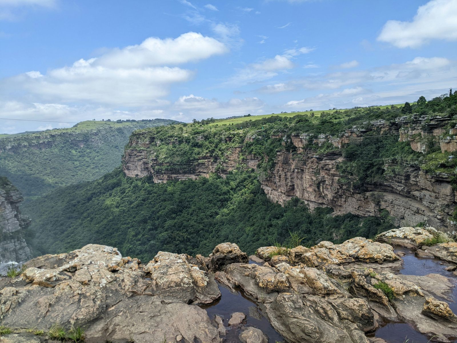 Rondreis Zuid-Afrika, Kwazulu-Natal, uitzicht op een kloof met rivier