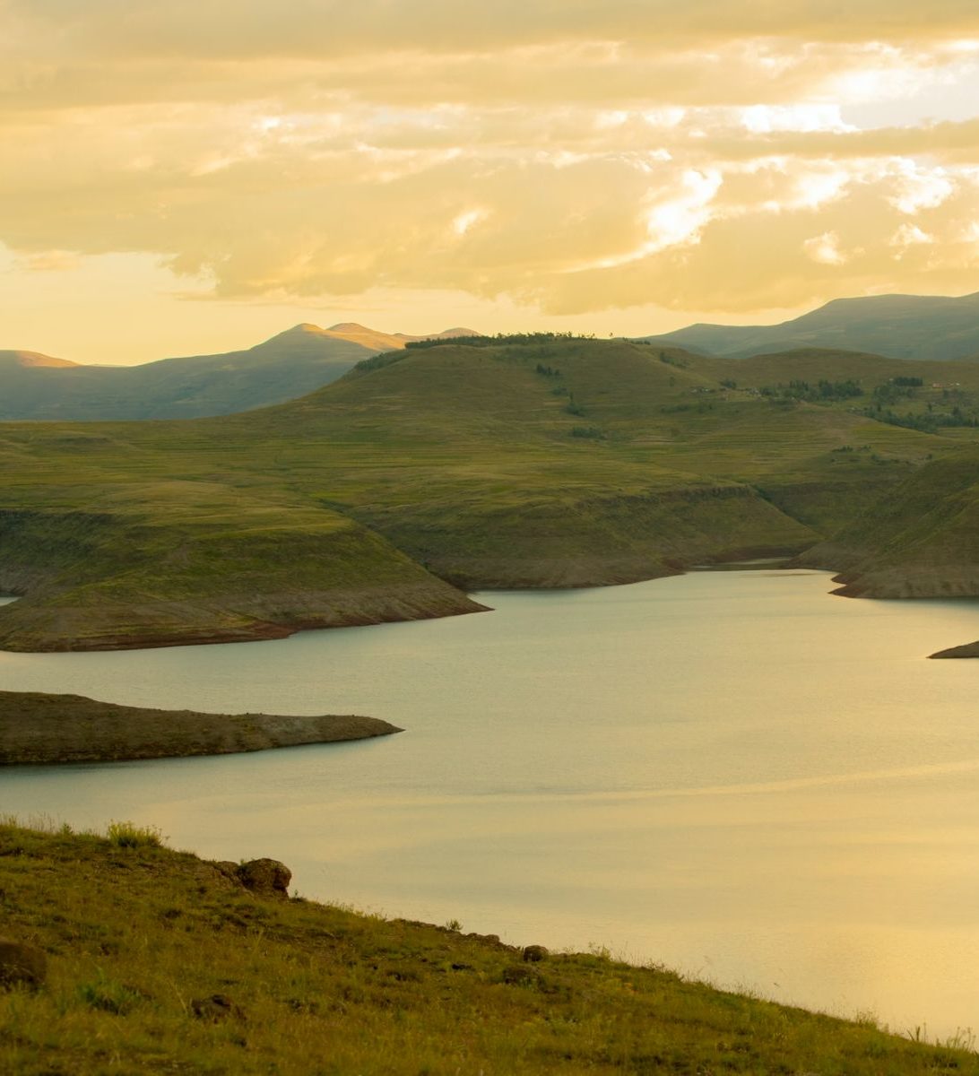 Rondreis Zuid-Afrika, Lesotho, meer met bergen