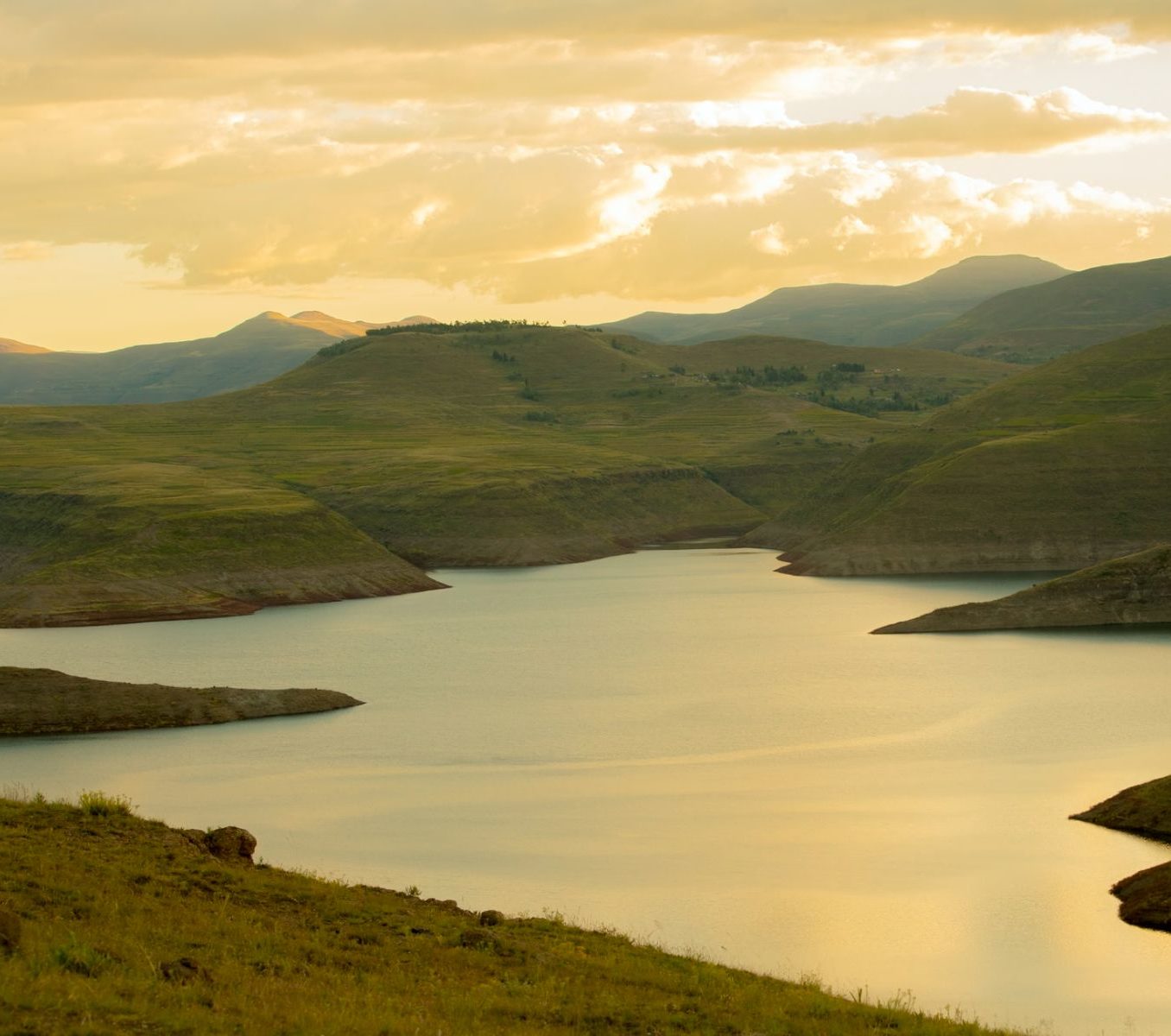 Rondreis Zuid-Afrika, Lesotho, meer met bergen