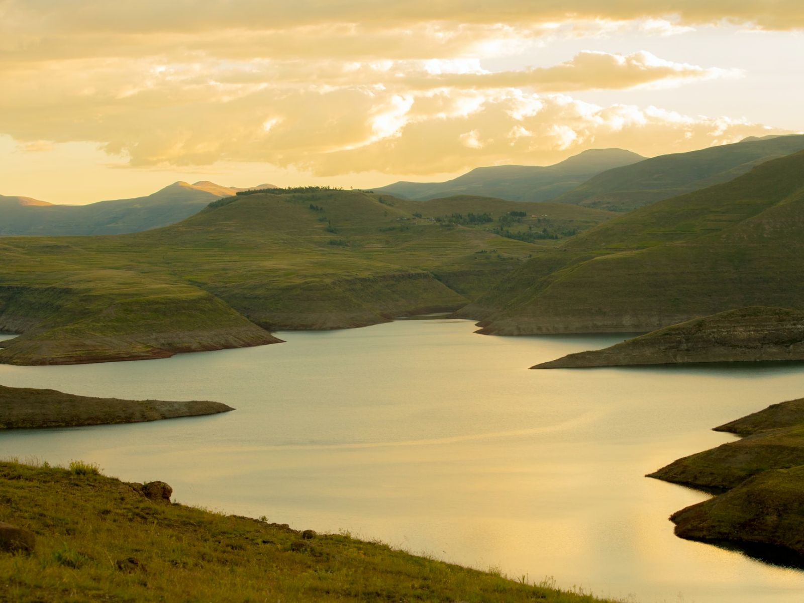 Rondreis Zuid-Afrika, Lesotho, meer met bergen