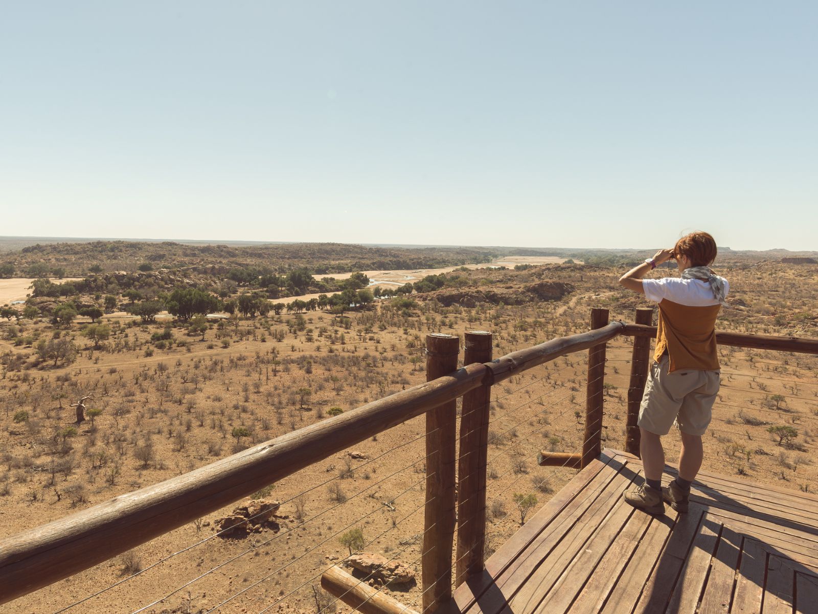 Rondreis Zuid-Afrika Mapungubwe National Park, vrouw bij uitkijkpunt