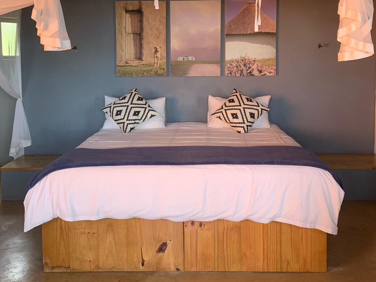 Rondreis Zuid-Afrika, Mdumbi, Swell Eco Lodge, vooraanzicht tweepersoonsbed