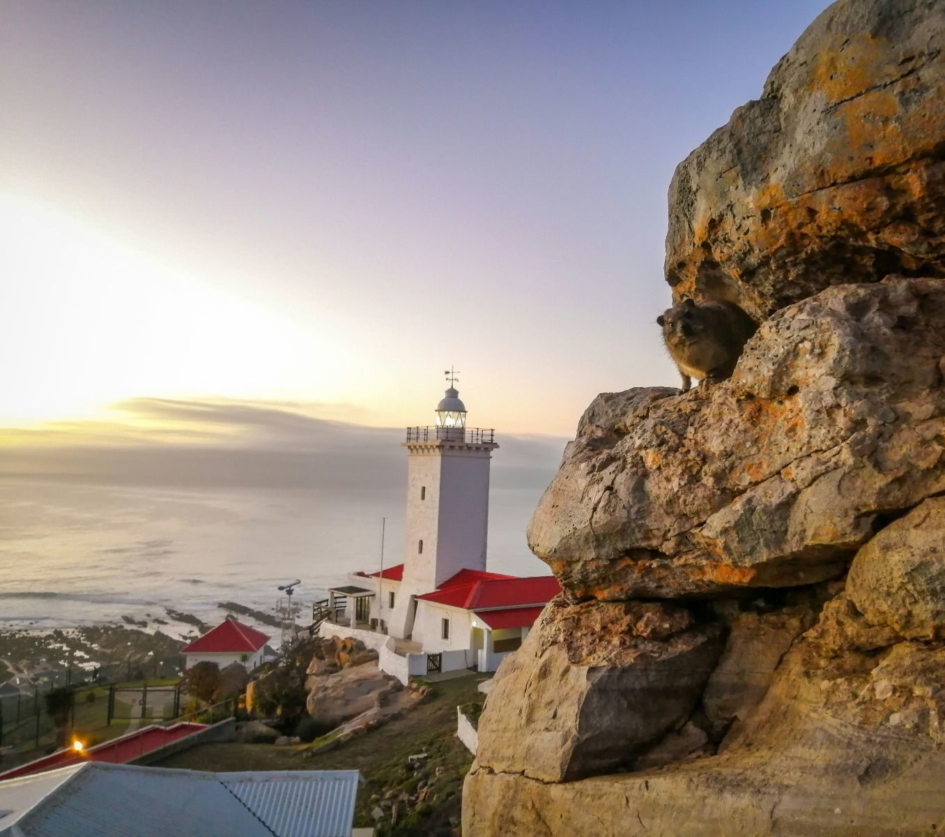 Rondreis Zuid- Afrika, Mossel Bay, vuurtoren, zee en haven vanaf achter de berg