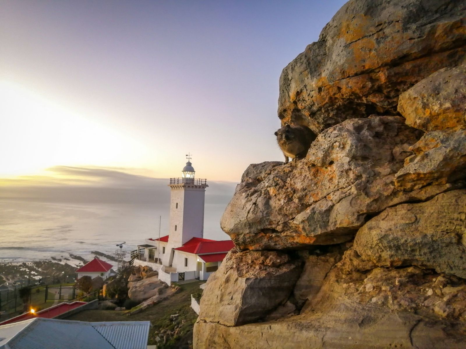 Rondreis Zuid- Afrika, Mossel Bay, vuurtoren, zee en haven vanaf achter de berg