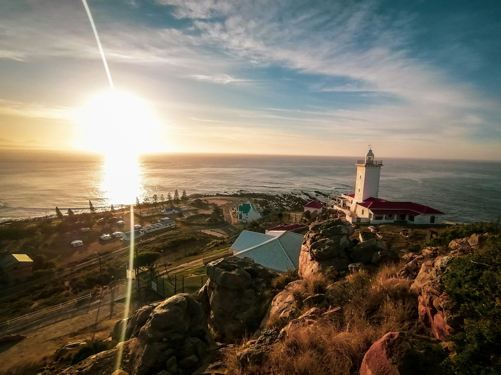 Rondreis Zuid- Afrika, Mossel Bay, vuurtoren, zee en haven vanaf op de berg