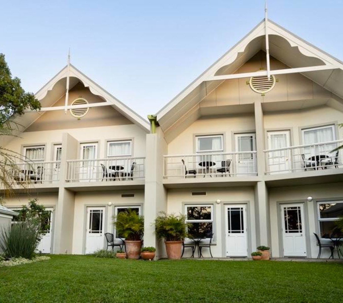 Rondreis Zuid-Afrika, Oos-London, Quarry Lake Inn, buitenaanzicht verblijf