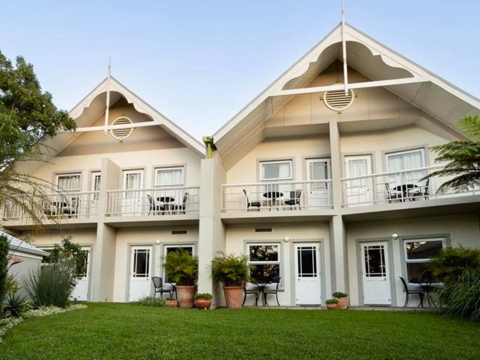 Rondreis Zuid-Afrika, Oos-London, Quarry Lake Inn, buitenaanzicht verblijf