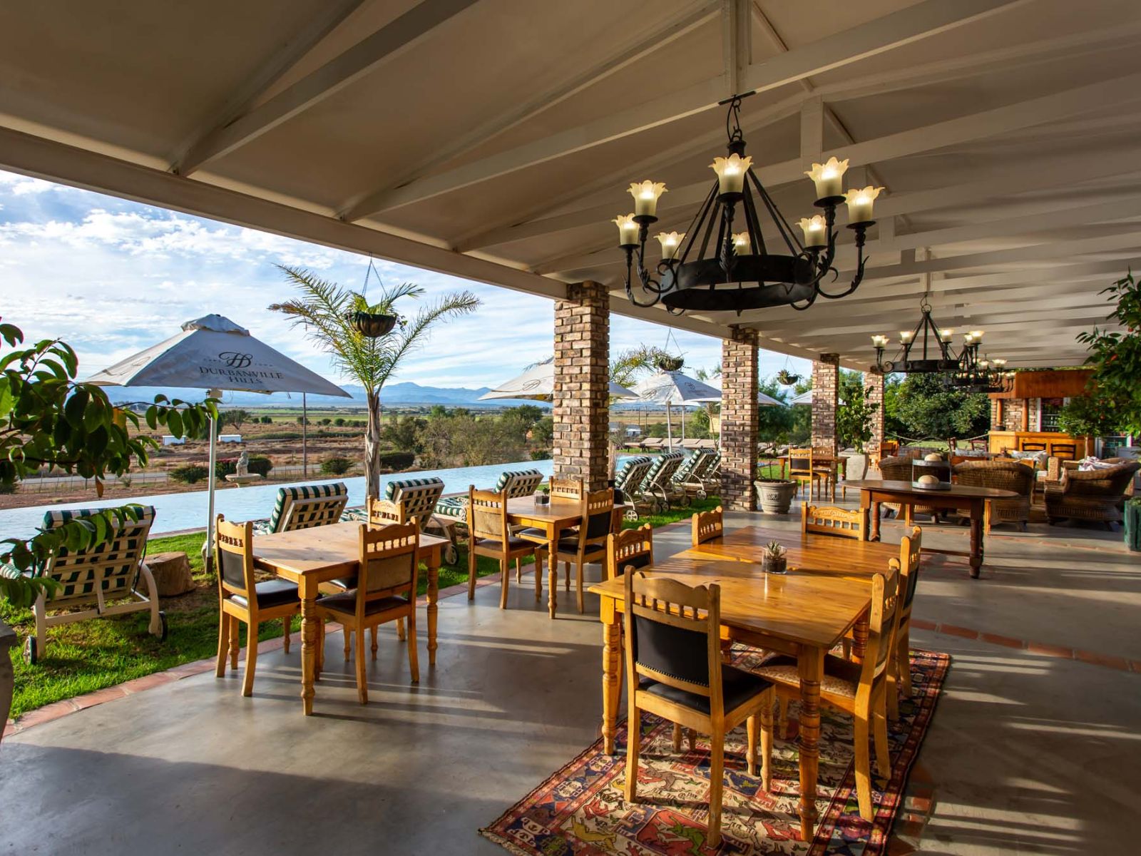 Rondreis Zuid-Afrika, Oudtshoorn, Mooiplaats Guest House, eetzaal buiten