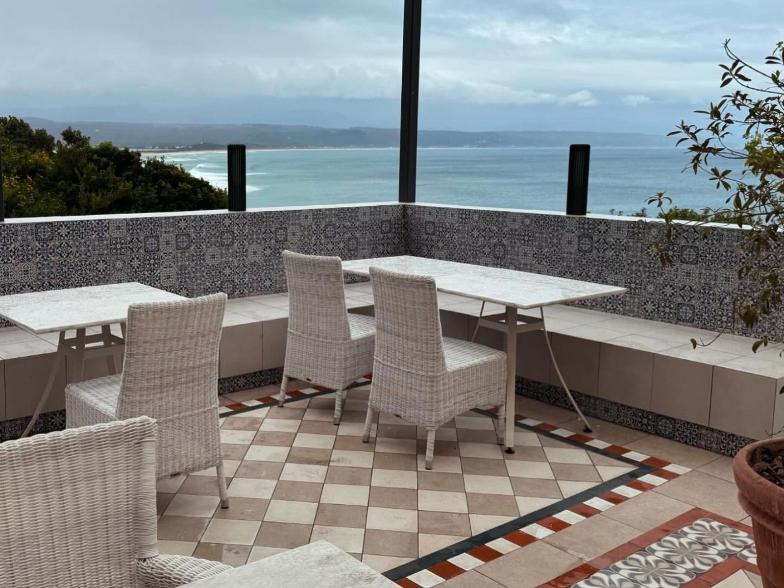 Rondreis Zuid-Afrika, Plettenberg Bay, Christiana Lodge, buiten terras