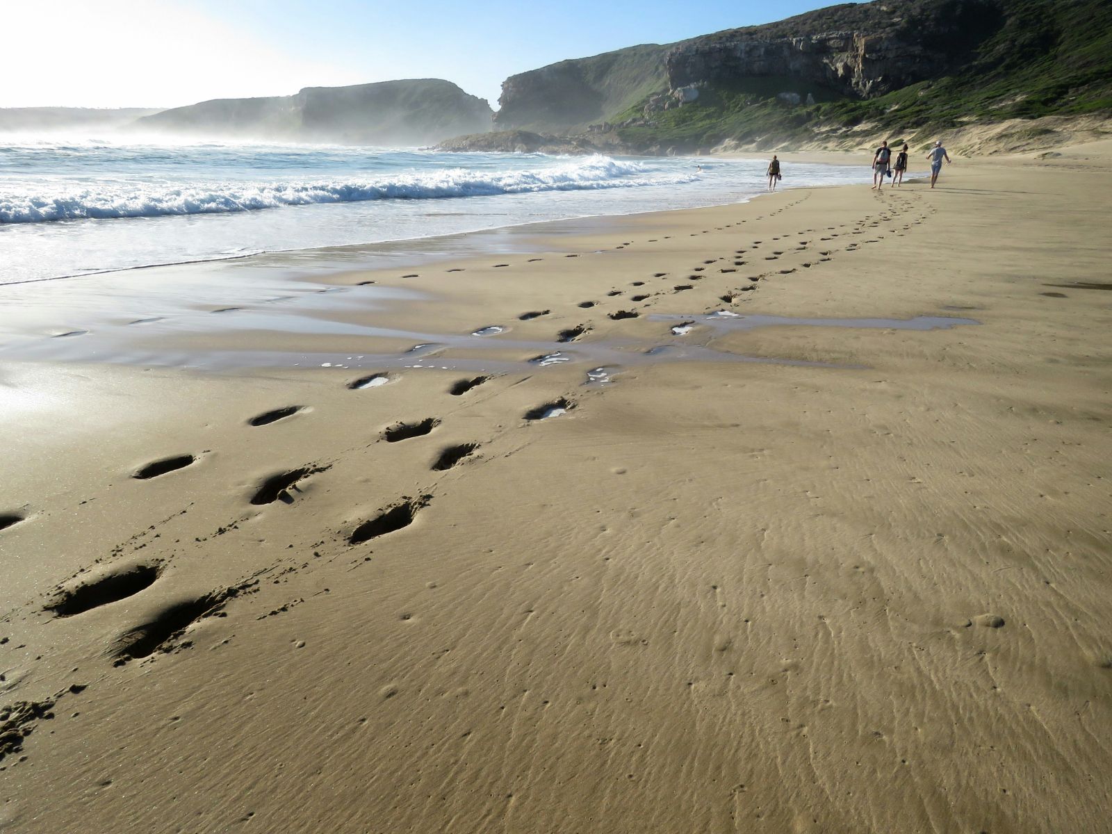 Rondreis Zuid-Afrika, Plettenberg Bay, groep vrienden op het strand