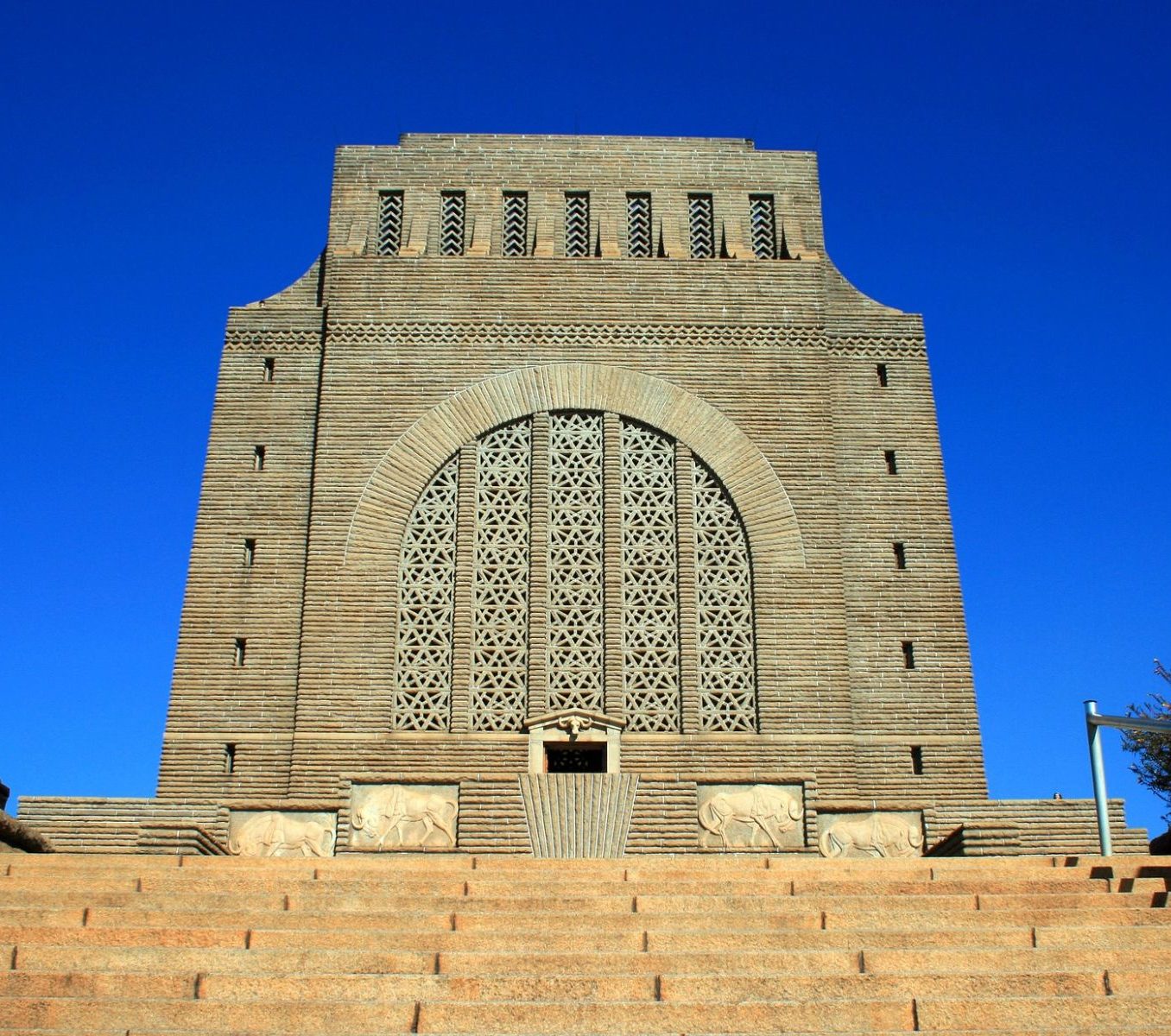 Rondreis Zuid-Afrika, Pretoria, Voortrekker Monument met blauwe lucht