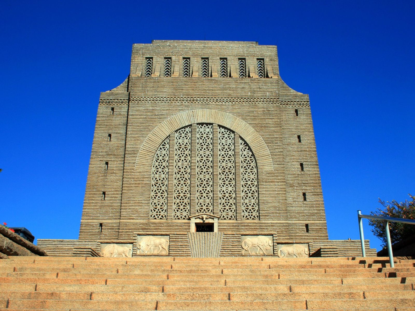 Rondreis Zuid-Afrika, Pretoria, Voortrekker Monument met blauwe lucht