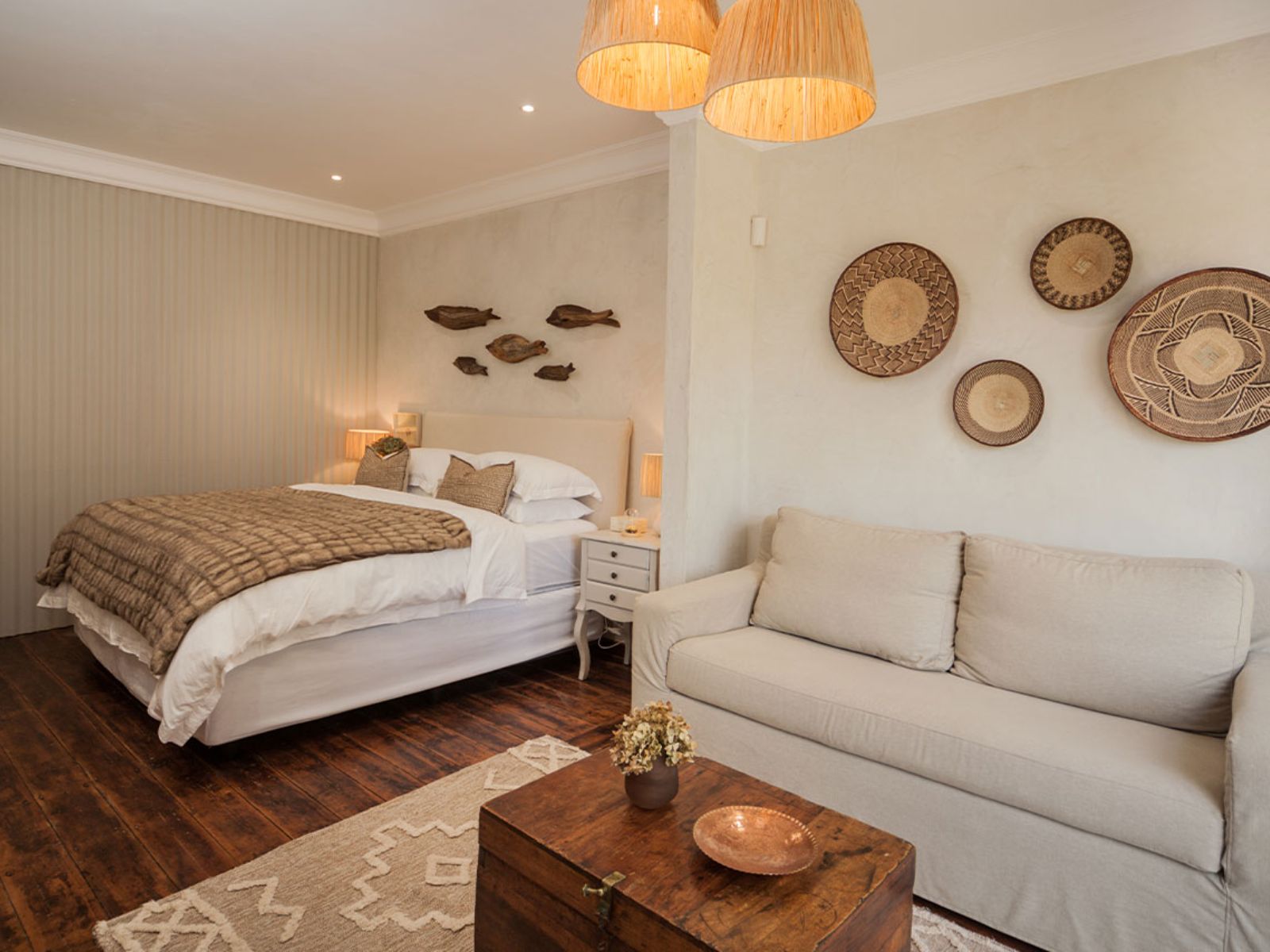 Rondreis Zuid-Afrika, Tzaneen, Viewpoint Estate Guest house, slaapkamer met een bank