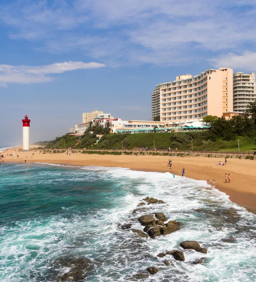 Rondreis Zuid- Afrika, Umhlanga Rocks, strand, zee, vuurtoren, met aan linker kant