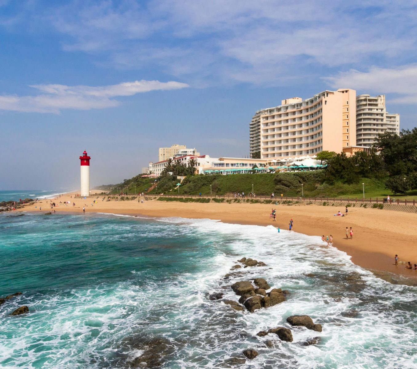 Rondreis Zuid- Afrika, Umhlanga Rocks, strand, zee, vuurtoren, met aan linker kant